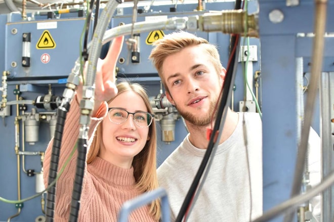 Studierende mit technischer Apparatur