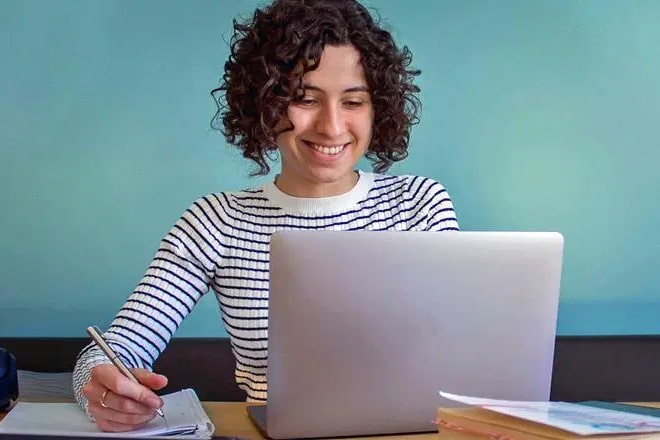 Frau mit Laptop